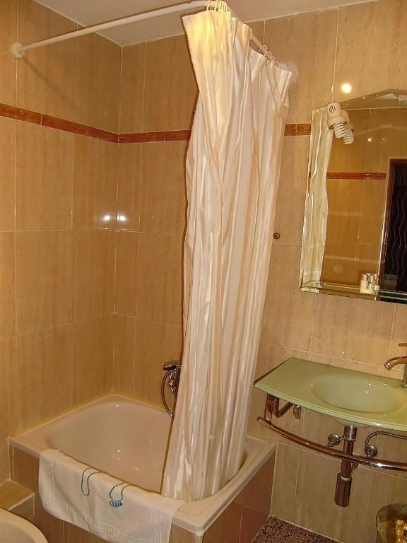 Hostal Miguel Angel Madrid Room photo